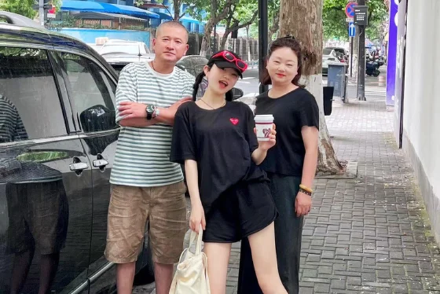 Zhang con sus padres