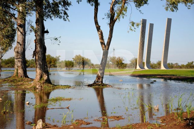 Parque de la Constitución. El agua bordea la plaza de los tres poderes.