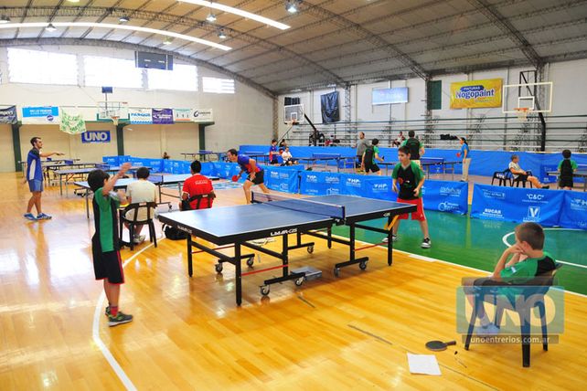 El futuro. Las categorías formativas del tenis de mesa tuvieron su presencia. Los chicos jugaron varios partidos para seguir creciendo en el deporte de la paleta. Foto UNO/Juan Manuel Hernández