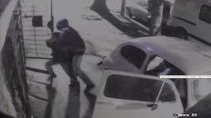 Las imágenes de video muestran cómo uno de los delincuentes ingresa a la vivienda con fines de robo. Las imágenes de video muestran cómo uno de los delincuentes ingresa a la vivienda con fines de robo.