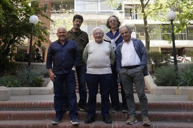 Con sus compañeros del Grupo R, cuando La Capital lo convocó para una nota.