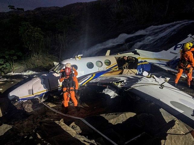 El avión estrellado en la zona de Mina Gerais. Foto EFE