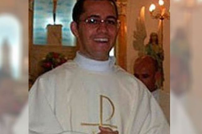 Un sacerdote brasileño anunció en plena misa que será padre