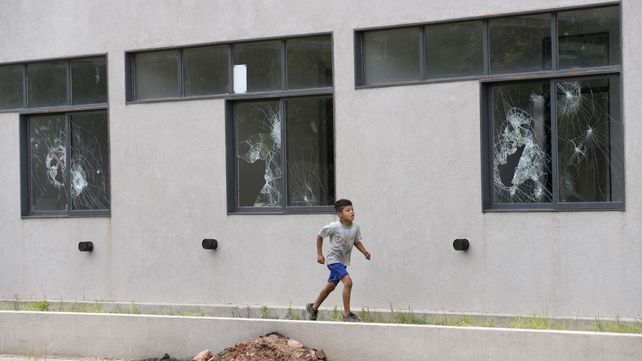 Vidrios destrozados. En la escuela de Juan José Paso y Travesía