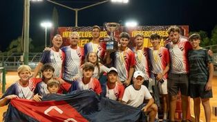 La alegría del equipo Ceca Tenis, conducido por Manuel Parody. Los de Roldán se consagraron en el brillante Interclubes que la FST organizó a fin de año en Rowing.