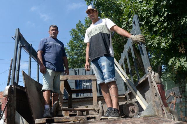 Padre e Hijo cargan la camioneta con hierro