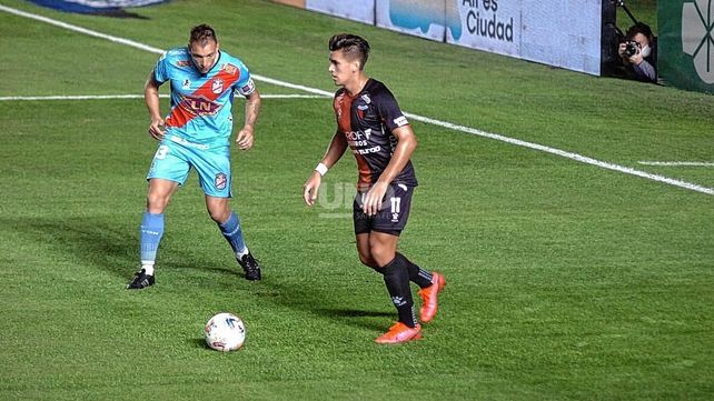Alexis Castro seguramente experimentará la primera vez de jugar con gente en la cancha de Colón.&nbsp;