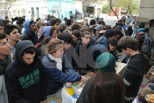 Alumnos de la Escuela Industrial Superior organizaron una raviolada