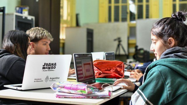 Las netbooks del programa Conectar Igualdad se entregan en escuelas secundarias urbanas