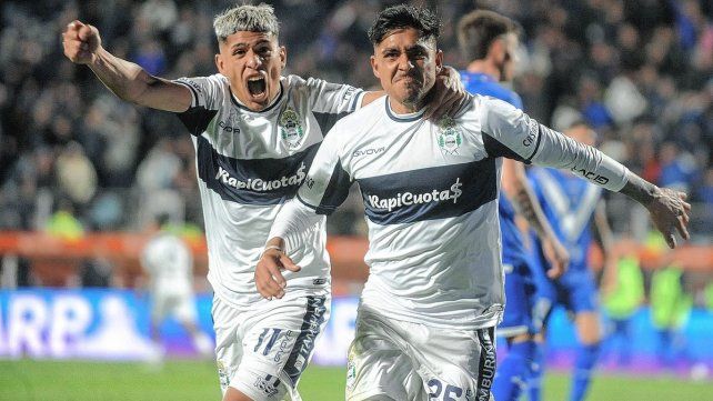 El entrerriano Eric Ramírez festeja el primer gol de Gimnasia con Cristian Tarragona.