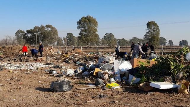 Vecinos se acercaron al basural de Las Parejas para buscar más dólares.