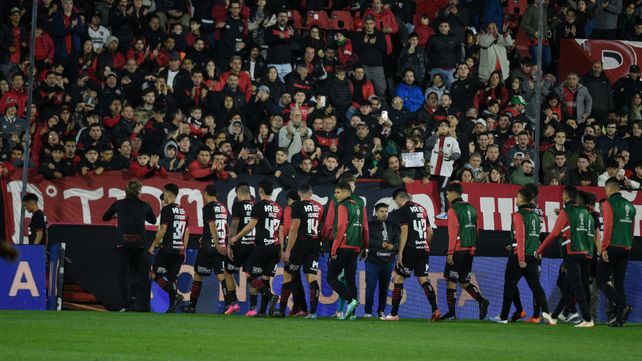 La despedida. Gabriel Heinze acompaña la salida del plantel tras el amargo 0 a 0 en el Coloso.