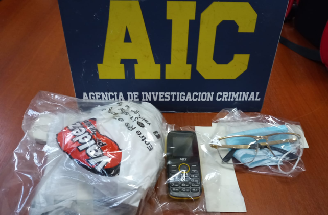 Los elementos incautados al estafador. 