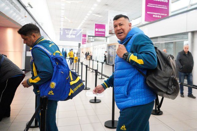 El técnico de Central Jorge Almirón embarca rumbo a Quito.