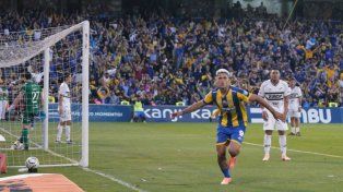 Alejo Veliz celebra el gol de Central para la apertura ante Platense.