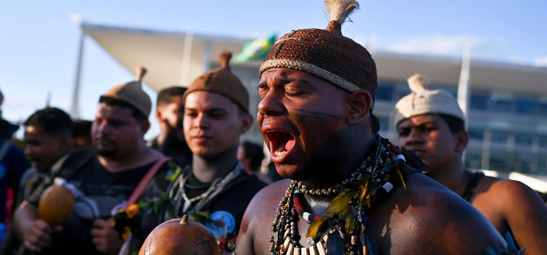 Indígenas participan en la marcha del campamento Terra Livre hacia el parlamento mientras el presidente Luiz Inácio Lula da Silva se reúne con una delegación que exige la demarcación de sus tierras, que fue una de sus promesas electorales, Brasilia, Brasil. Fotografía: André Borges/EPA Indígenas participan en la marcha del campamento Terra Livre hacia el parlamento mientras el presidente Luiz Inácio Lula da Silva se reúne con una delegación que exige la demarcación de sus tierras, que fue una de sus promesas electorales, Brasilia, Brasil. Fotografía: André Borges/EPA