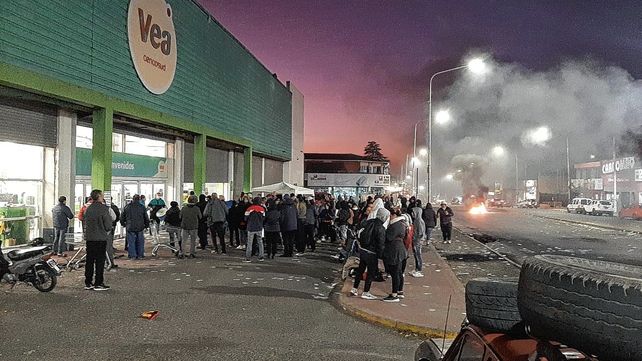 Los trabajadores despedidos de Vea exigen que la empresa acceda al pago de la doble indemnización.