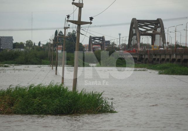 Medida. La altura del agua en el Puente Carretero es un indicador del nivel que tiene el Salado / Foto: José Busiemi - Uno Santa Fe