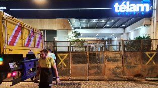 La Policía de CABA puso vallas en el edificio de Télam para evitar el masivo abrazo e impedir el acceso al edificio trabajadores y trabajadoras de prensa.