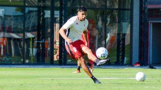 El defensor Lucas Carrizo llegó a Rosario y ya se sumó al plantel de Newells