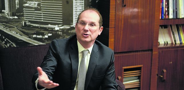 en el diario. El fundador de una organización para la juventud.