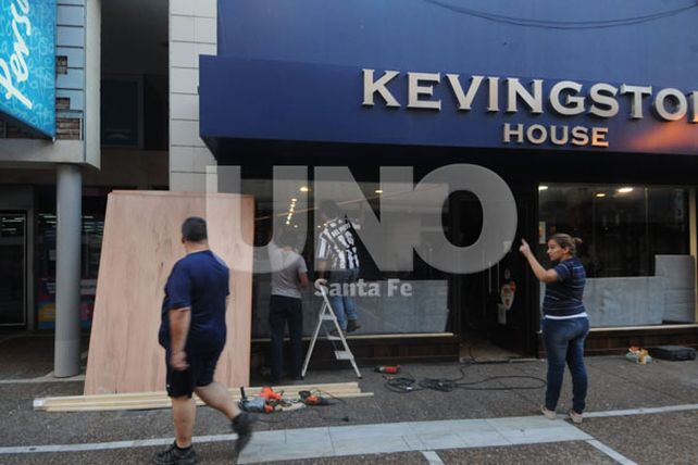 Los comerciantes cierran sus negocios y sacan la mercadería