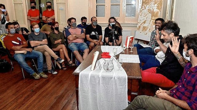 El libro Todos los Rojos cuenta historia de los 227 clubes que llevan ese color en el país.