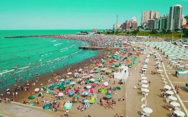 El verano en la costa argentina ofrece alojamientos que van de alternativas económicas a propuestas de lujo.