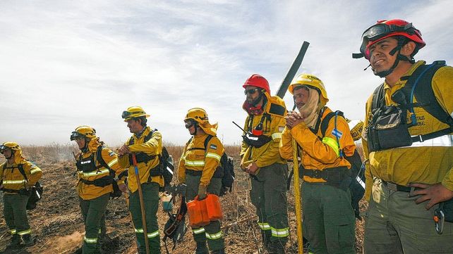Los brigadistas se mantienen en la primera línea del combate contra los incendios.