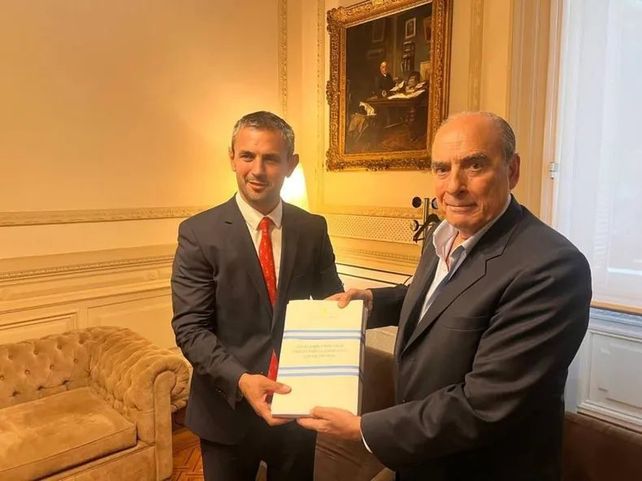 Martín Menem y Guillermo Francos sostienen el proyecto “Bases” que sufrió varias modificaciones para conseguir el respaldo de los bloques opositores.
