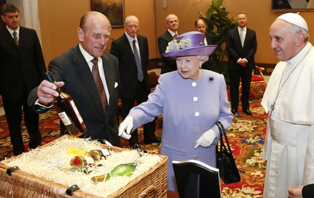 Llegó tarde. La reina con el Papa
