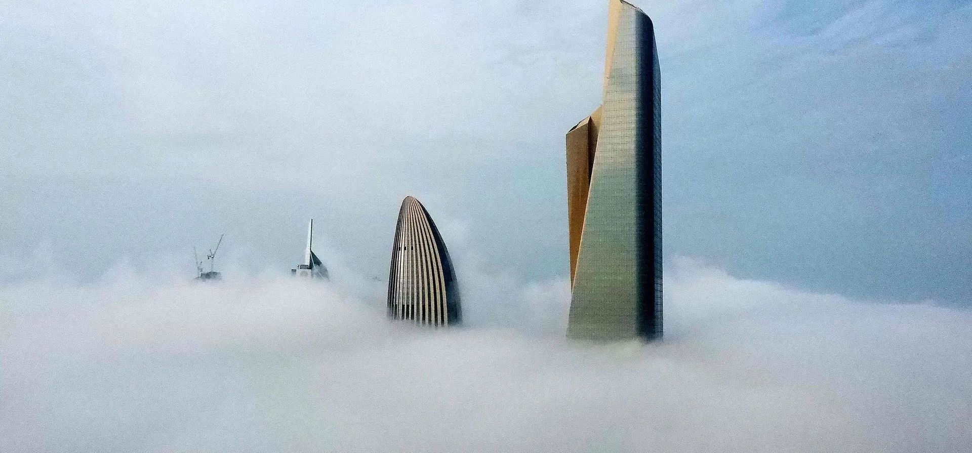 La ciudad de Kuwait cubierta por la niebla en una fotografía aérea tomada desde la Torre al-Hamra.