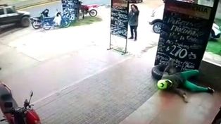 Un neumático fuera de control embistió violentamente a una mujer en una estación de servicio