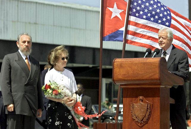 El presidente de los Estados Unidos Jimmy Carter y su mujer Roselynn Carter en el aeropuerto de La Habana.