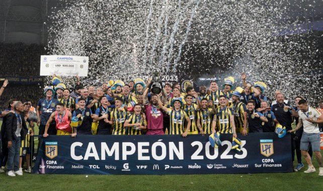 Salud campeón. El plantel canalla celebra en medio de la coronación en el Madre de Ciudades