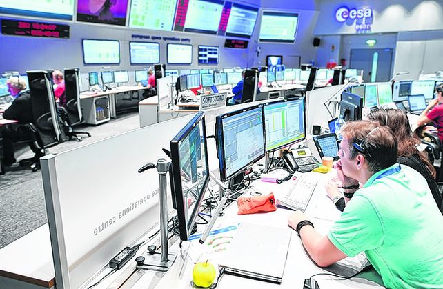 Desolación. Los científicos del centro de control espacial instalado en Alemania ayer esperando las señales.