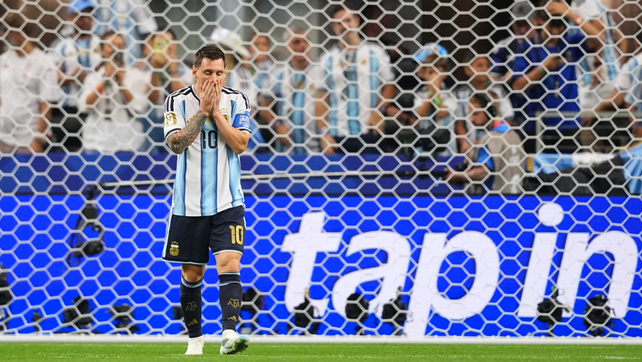 Lionel Messi se lamenta por el penal desperdiciado contra Austria.