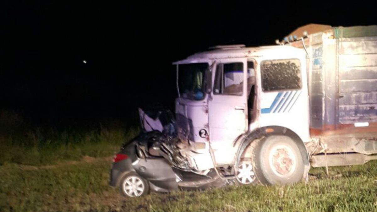 Un muerto en un choque frontal entre un camión y un auto en la ruta 33