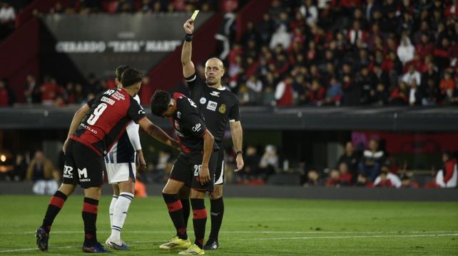 Jorge Baliño saca una tarjeta. El juez de Newells y Talleres estuvo atento con las nuevas reglas y aplicó dos.