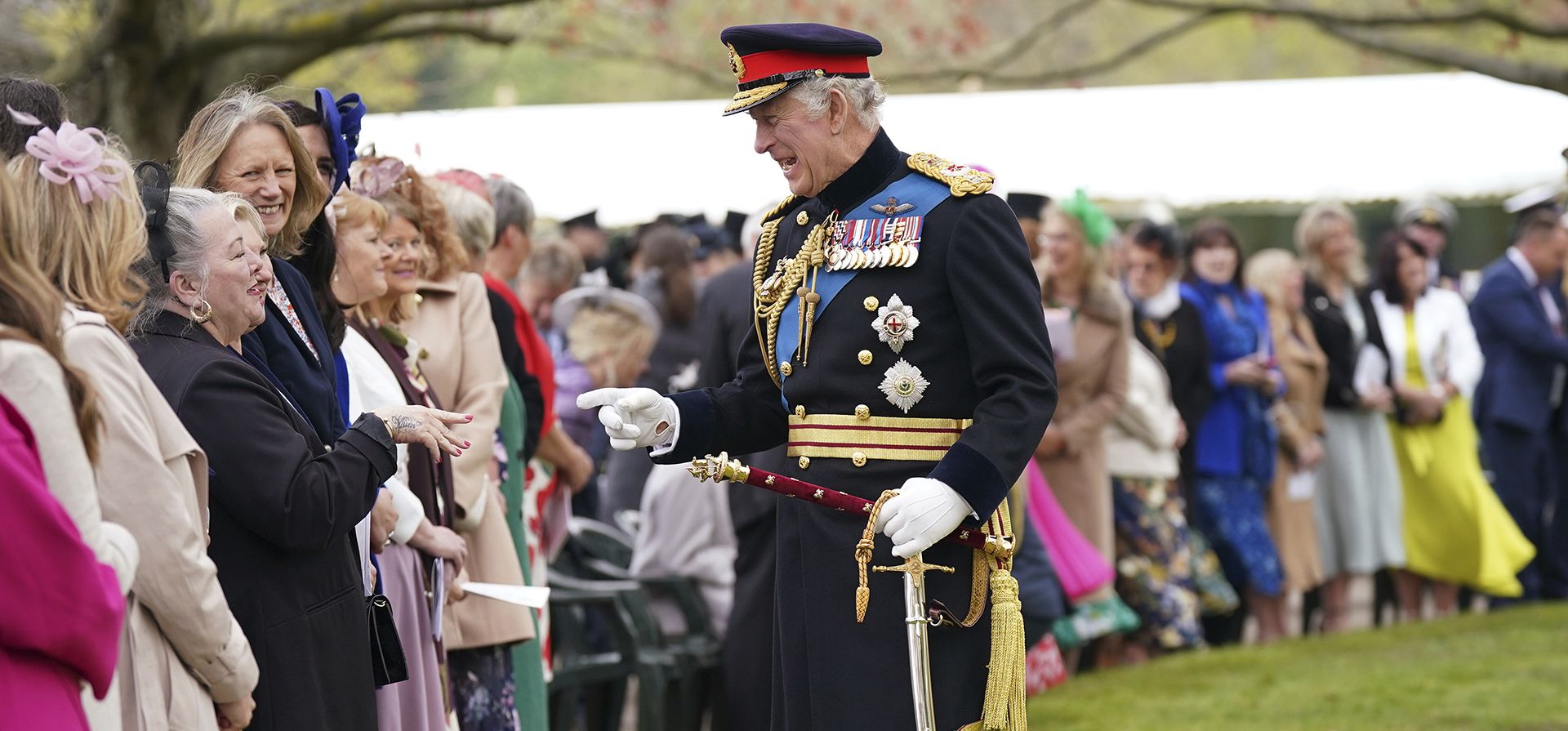 El rey Carlos III de Gran Bretaña se reúne con los invitados después de una ceremonia para presentar nuevos estándares y colores a la Marina Real, los socorristas del Regimiento Montado de Caballería Doméstica, la Compañía del Rey de la Guardia de Granaderos y el Escuadrón de Colores del Rey de la Fuerza Aérea Real en el Palacio de Buckingham en Londres, jueves 27 de abril de 2023. (Yui Mok/Pool vía AP)