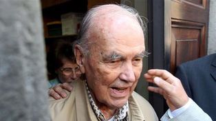 Televisora de EEUU admite el mérito de un escritor argentino en el caso Priebke