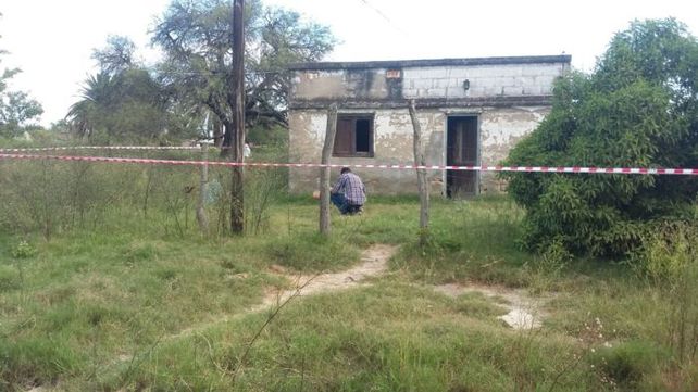 Vera: hallaron el cadáver de un hombre enterrado en una vivienda