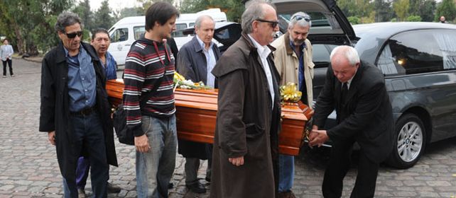 Familiares y amigos depositaron los restos de Carlos Loiseau en el cementerio porteño. Sus colegas lo recordaron en sus tiras.