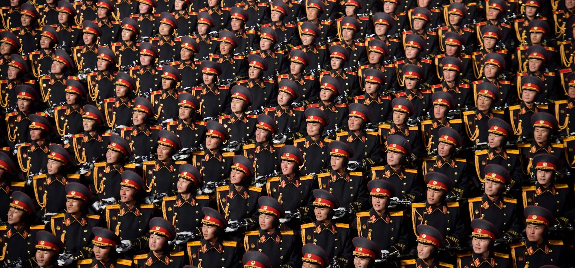 Las tropas participan en un desfile militar para conmemorar el 75º aniversario de la fundación del ejército de Corea del Norte, en la Plaza Kim Il Sung, Pyongyang. Fotografía: KCNA/Reuters