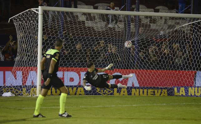 B&aacute;ez meti&oacute; la mano en el &aacute;rea y Tigre marc&oacute; el &nbsp;1 a 0 de penal en Victoria.&nbsp;