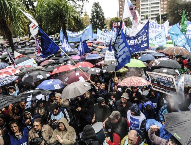en lucha. Ni la lluvia logró opacar la convocatoria de los maestros.