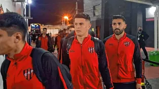Los jugadores de Patronato llegaron caminando al Grella.