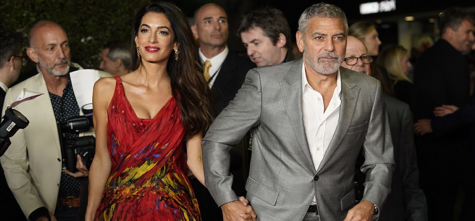 George Clooney, miembro del elenco de "Ticket to Paradise", llega con su esposa Amal al estreno de la película, el lunes 17 de octubre de 2022, en el Regency Village Theatre de Los Ángeles.