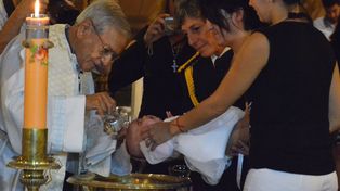 Con el madrinazgo de Cristina, bautizaron a la hija de un matrimonio de mujeres
