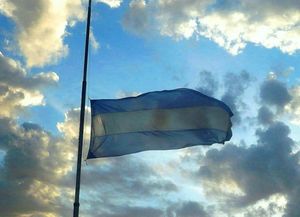 Hay bandera a media asta en todas las escuelas el país